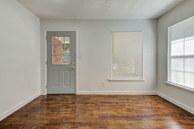 Building Photo - Fully Renovated 4 Bed, 2 Bath Near Campus!