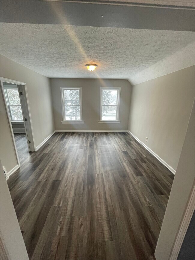 Great sized family room that will make this unit feel like a house - 25424 Highland Rd