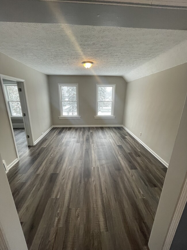 Great sized family room that will make this unit feel like a house - 25424 Highland Rd