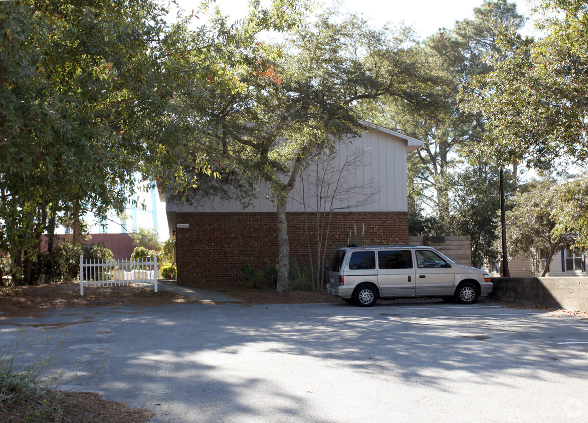 Building Photo - Carteret Oaks