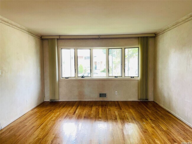 Building Photo - 16 Willets Ave