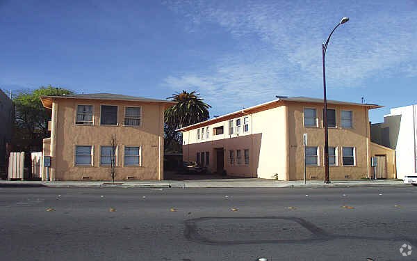 Foto del edificio - 3232-3240 Middlefield Rd