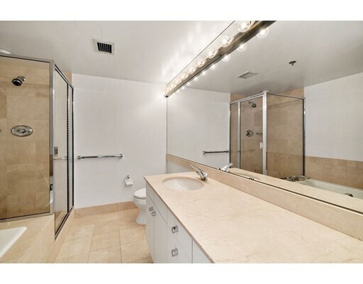 Foto del edificio - 75-83-83 Cambridge Pkwy