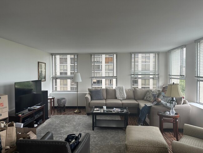 Foto del edificio - 2626 N Lakeview Ave