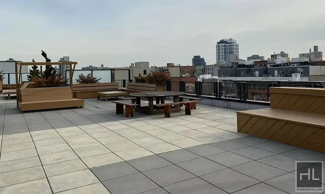 Building Photo - Luxurious 2 bedroom/1 Bathroom apt w/priva...