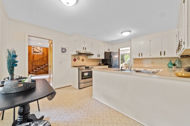 Cocina - 2117 N Lakeshore Dr