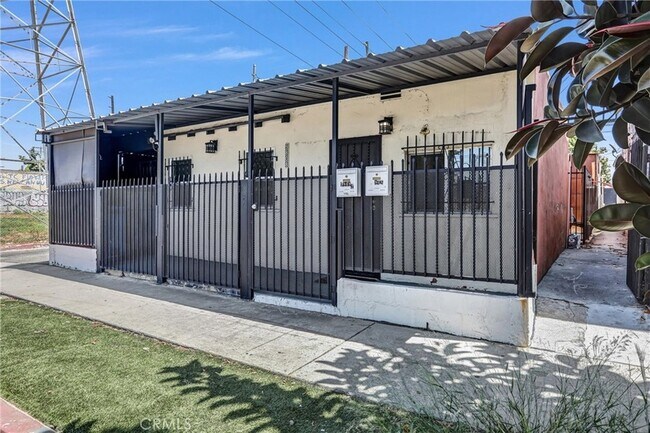 Foto del edificio - 9808 S Central Ave