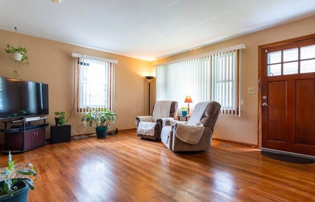 Building Photo - Beautiful Single Family Home
