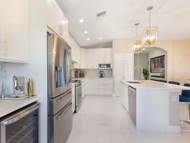 Building Photo - 6821 Hendry Dr