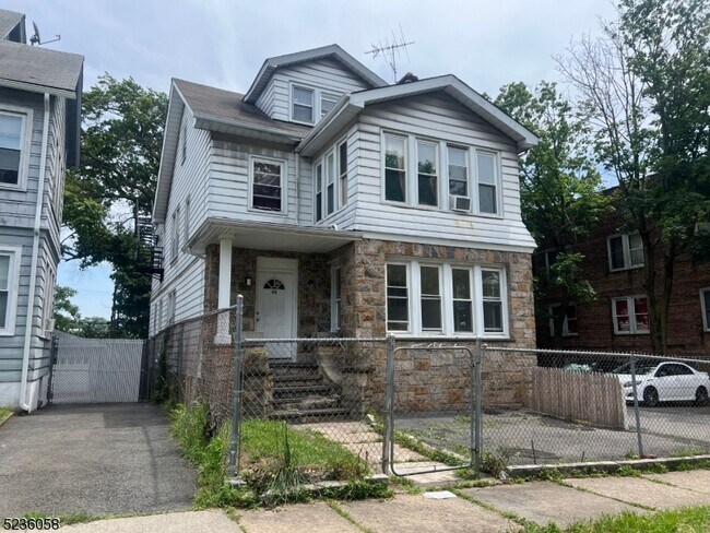 Building Photo - 90 Arsdale Terrace