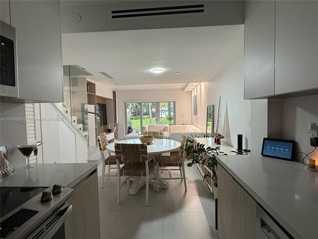 Building Photo - 881 Ocean Dr