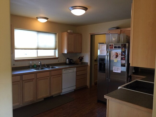 Building Photo - Dog friendly 3 Bedroom Condo!