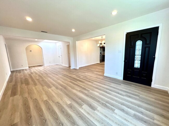 Building Photo - Quiet and Charming West LA Home!