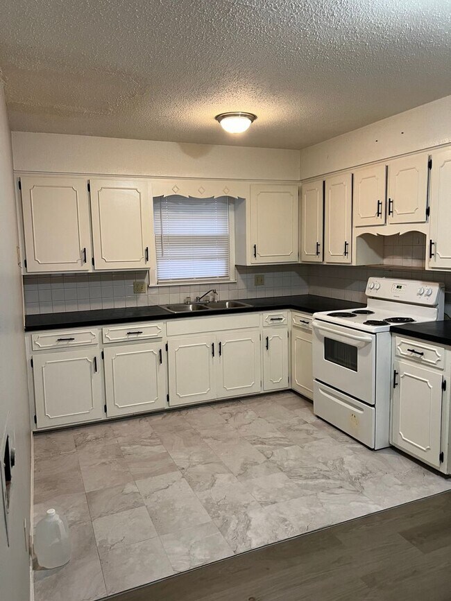 Foto del edificio - 2 bedrooms, 1 bath duplex