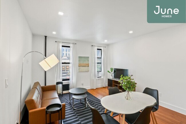 Building Photo - Queen room in 4-bed/2.0-bath Home