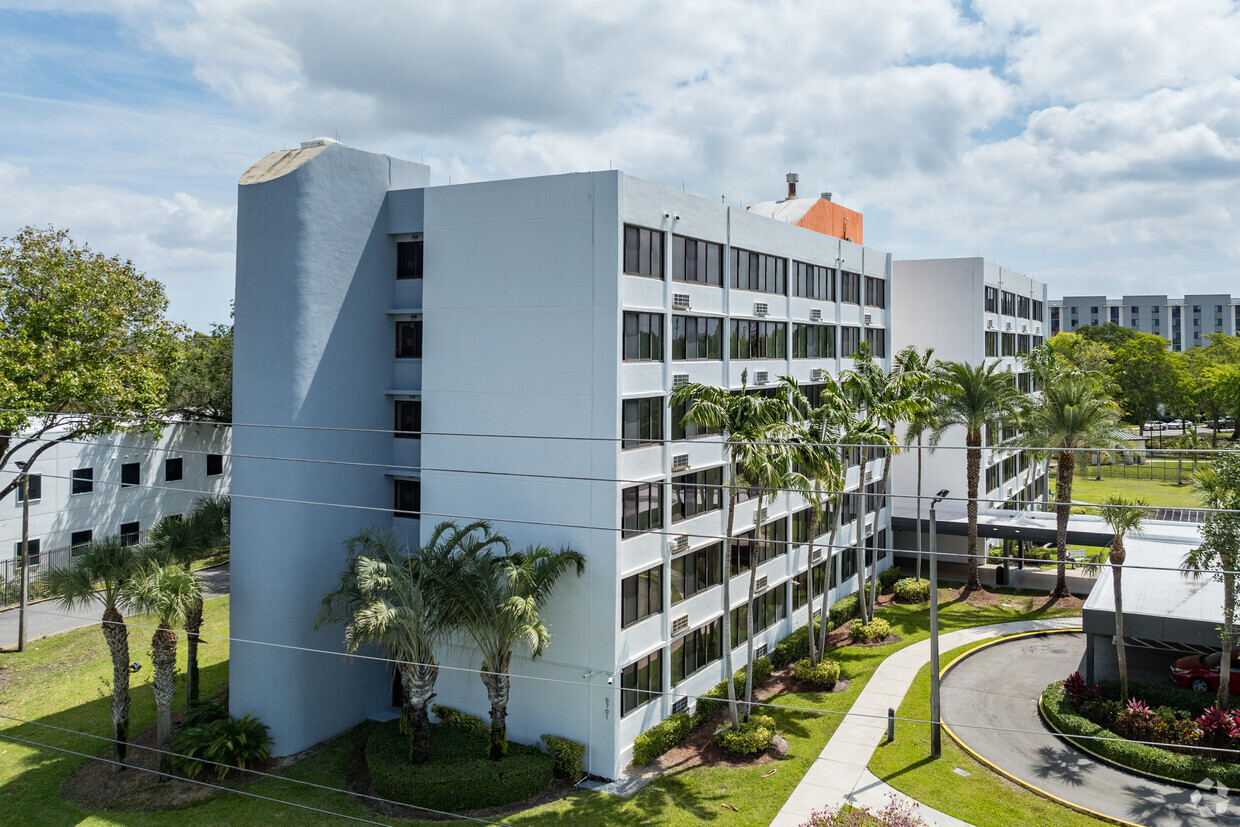 Building Photo - South Miami Plaza