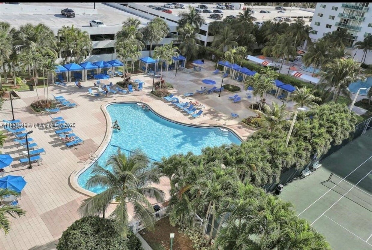 Primary Photo - 19370 Collins Ave