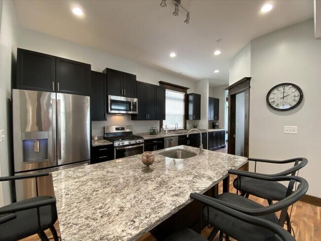 Foto del edificio - 4 bedroom in Indianapolis IN 46203