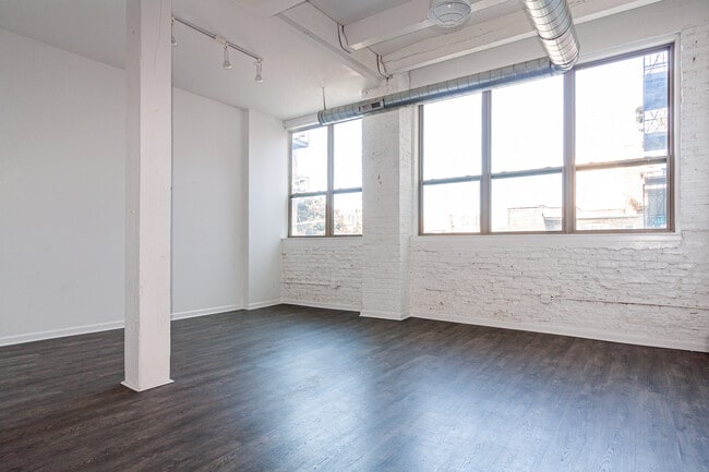 Building Photo - 932 W Dakin St