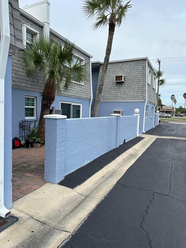 390 W Cocoa Beach Causeway Unit 82, Cocoa Beach, FL 32931 Condo for