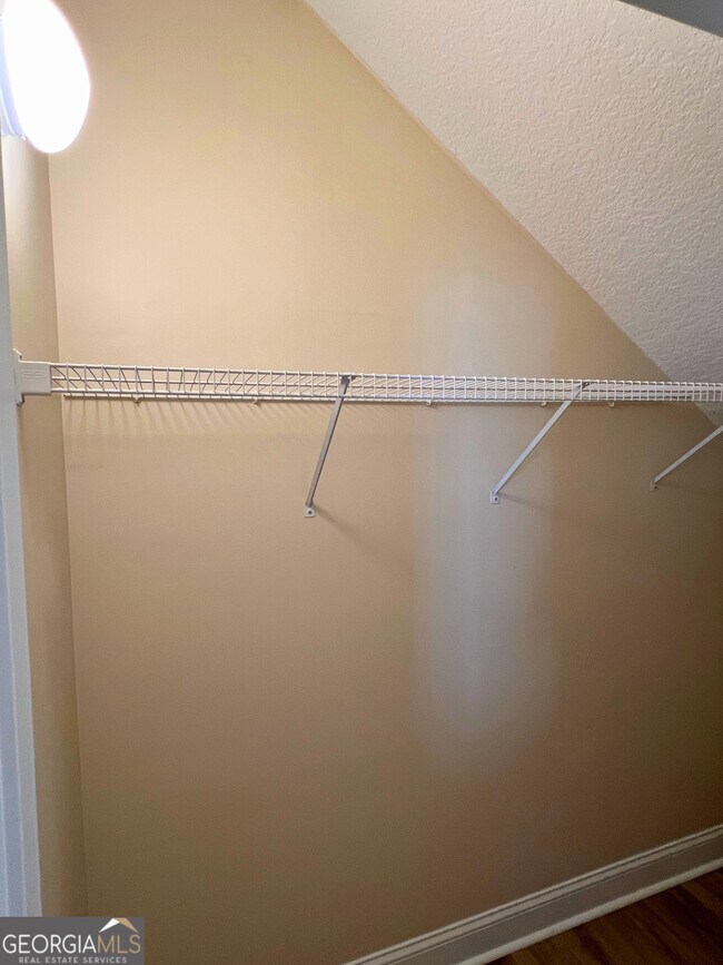 Building Photo - 822 Davis Ave