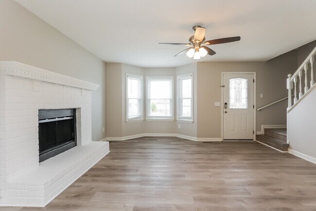 Building Photo - 204 Deerlake Dr