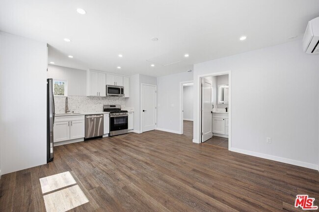 Foto del edificio - 3121 Oakhurst Ave