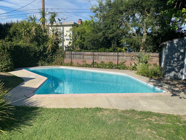 9' Deep Pool - 5116 Biloxi Ave