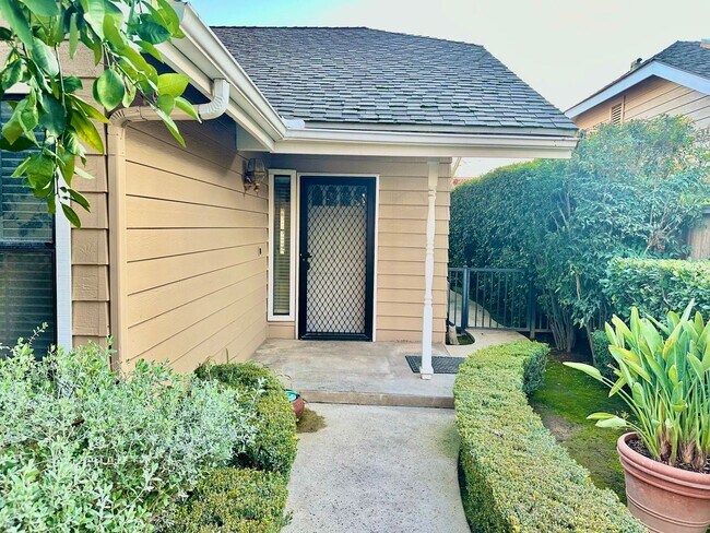 Foto del edificio - Beautiful updated 2 bed 2 bath