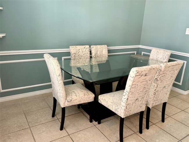 Building Photo - 3410 Skyline Village Dr