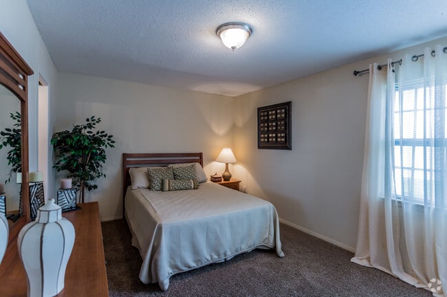 2BR, 1.5BA - 950 SF - 1st Bedroom - Grahamwood Place