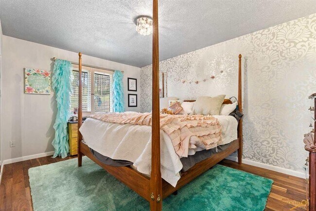 Building Photo - Price reduction on this beautiful family home with the best views in the city!  $3950/mo!!