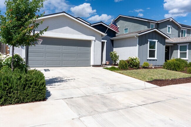 Building Photo - 627 Suzanne Dr
