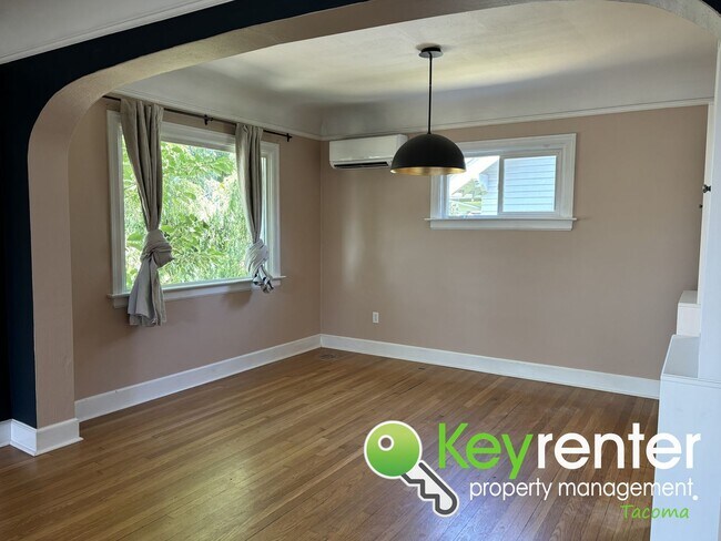 Foto del edificio - Multi-Level 3Bed/1Bath Gorgeous Home in Ta...