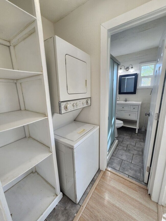 Foto del edificio - 6637 Oasis Ave