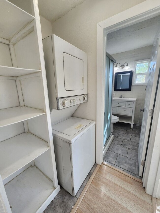 Building Photo - 6637 Oasis Ave