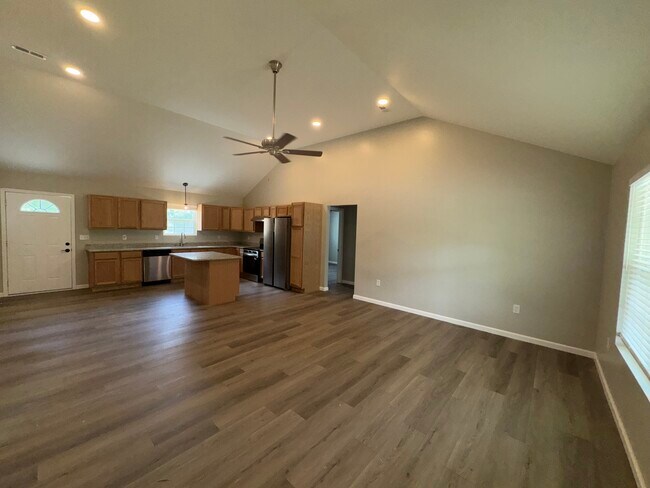 Sala de estar y cocina - 306 Silver Run Rd