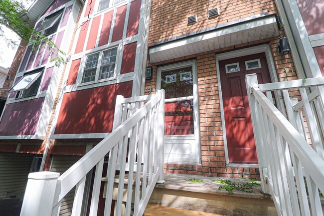 Photo du bâtiment - 25 Bayswater Ave