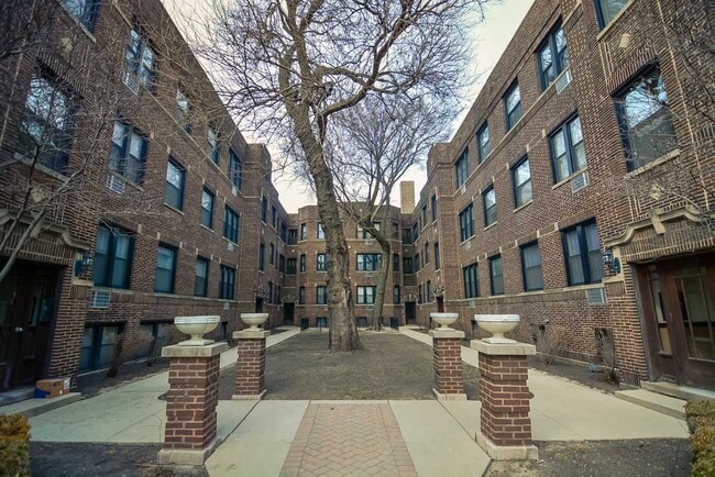 Building Photo - 906 W Addison St
