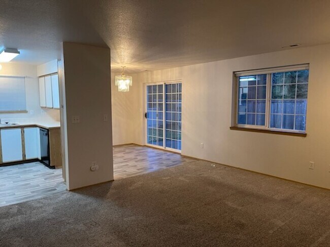 Foto del edificio - 3 bdrm, 2.5 bath, 2 car garage  (1 attached, 1 detached), Fenced yard, Minutes to Mall and I-5