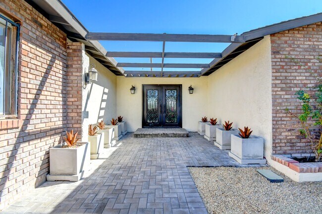 Foto del edificio - Paradise Palms – No neighbors behind you – Pool – Remodeled – Furnished