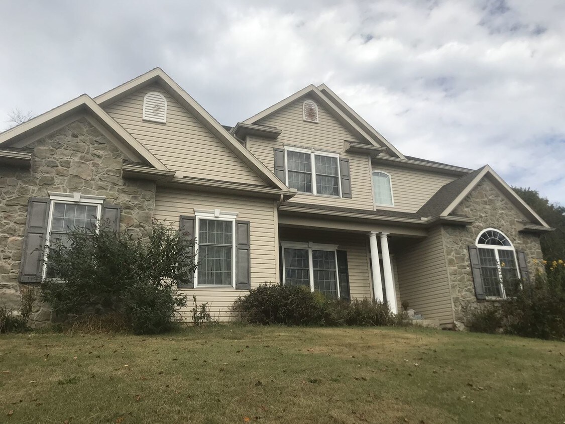 Primary Photo - 4 br, 2.5 bath House - 21 MCCULLOUGH DRIVE