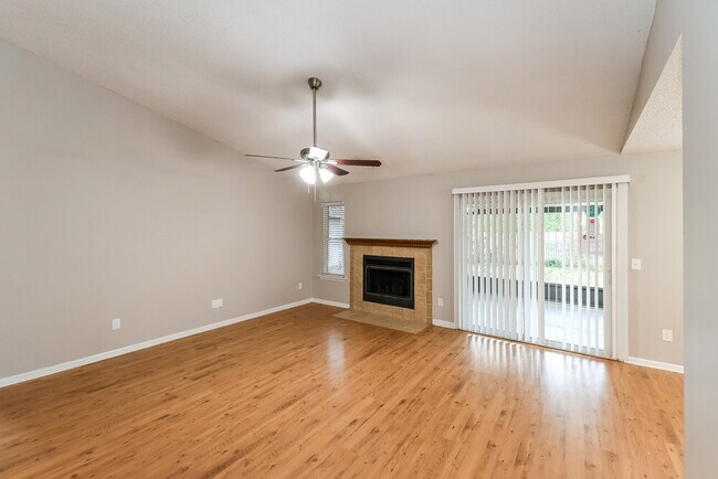 Foto del edificio - 8136 Honeysuckle Ln