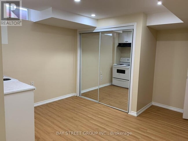 Building Photo - 98 Foxfield Crescent