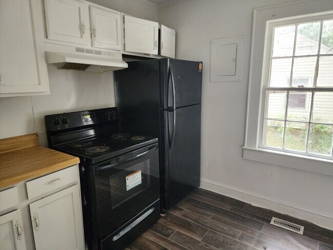 Building Photo - Cute 2 bed 1 bath home close to Downtown!