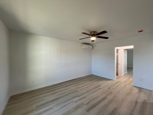 Foto del edificio - SECOND STORY APARTMENT WITH WATER PAID!!