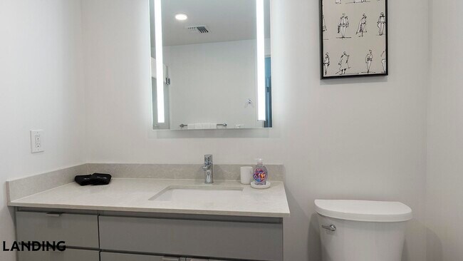 Building Photo - 707 S Farmer Ave