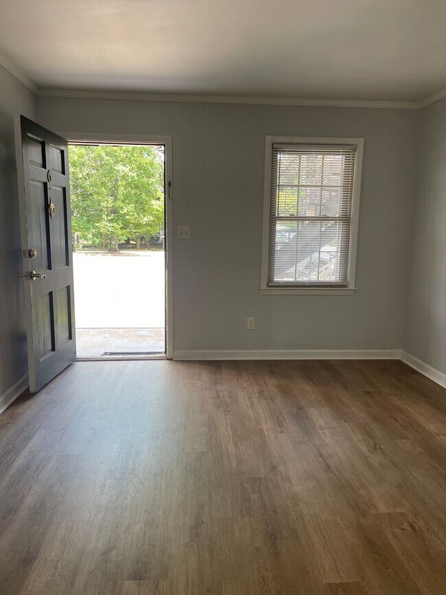 Foto del edificio - 2 bedroom, 1 bath apartment in small complex on Hill Street! Walking distance to Normal Town, Dow...