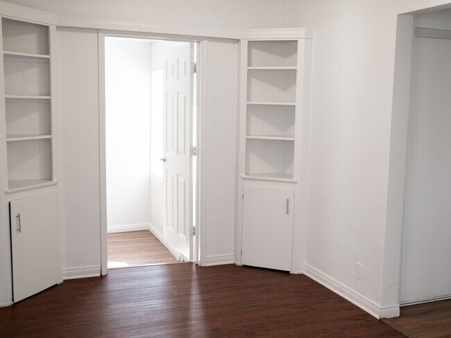 Building Photo - Sherman Oaks 2BD w/ Private Backyard, In-Unit W/D & Parking