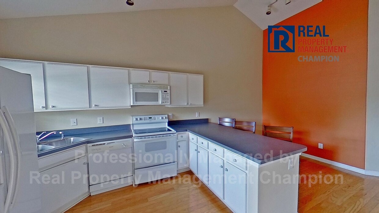 Charming Townhome with Split Floorplan - Charming Townhome with Split Floorplan
